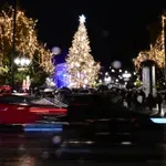 Σύνταγμα: Υπό καταρρακτώδη βροχή η φωταγώγηση του Χριστουγεννιάτικου Δέντρου