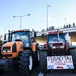 Αγρότες «έκοψαν στα δύο» την Ελλάδα – Ένταση, χημικά και τραυματίες