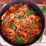 Λιγκουίνι με γαρίδες, ούζο και βασιλικό: Μεσογειακό, αρωματικό και έτοιμο σε 30’ – Ένα πιάτο-βιτρίνα για κυριακάτικο τραπέζι