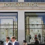 Θρασύτατη ληστεία στη Ρώμη: Με αυτοκίνητο μπούκαραν στη Louis Vuitton και σήκωσαν το εμπόρευμα