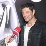 Σάκης Ρουβάς: «Χαρά και τιμή μου να ανοίξω το MadWalk 2025» – Τι λέει για το ατύχημα στη σκηνή