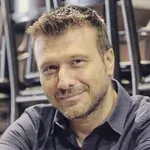 Γιάννης Πλούταρχος: Ένοχη η εμμονική θαυμάστριά του – Τι κατέθεσε η σύζυγος του τραγουδιστή στη δίκη