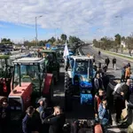 «Κομμένη στα δύο» η χώρα: Αγρότες έκλεισαν τον αυτοκινητόδρομο Αθηνών–Θεσσαλονίκης στη Νίκαια