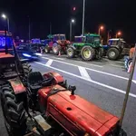 Χώρα κομμένη στα δύο από τα μπλόκα: Κλειστή η Αθηνών–Θεσσαλονίκης στη Νίκαια – Επεισόδια, τραυματισμοί και παρακάμψεις για τους οδηγούς