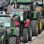 Τρακτέρ «πλημμύρισαν» τον Ε65 – Αγρότες έσπασαν τον αστυνομικό φραγμό στον ΠΑΘΕ – Ένταση με τα ΜΑΤ