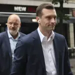 74χρονος πέταξε αβγό στον Ζορντάν Μπαρντελά σε εκδήλωση για το νέο του βιβλίο στη Γαλλία