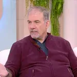 Αγνώριστος ο Δημήτρης Σταρόβας: «Πάλι καλά που ζω… Ζω καλά πλέον» – Πώς το εγκεφαλικό του άλλαξε τη ζωή (Βίντεο)