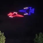 Σχολή Ικάρων: Φαντασμαγορικό σόου στον αέρα – Ελληνικό μαχητικό από drones «κατέρριψε» τουρκικό (Φωτό & Βίντεο)