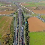 Καρδίτσα: Ουρές χιλιομέτρων από τα εκατοντάδες τρακτέρ των αγροτών στον Ε-65