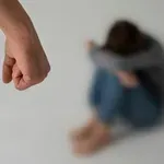 Μενίδι: Κακουργηματική δίωξη στην 35χρονη μητέρα μετά την καταγγελία της 14χρονης για αποβολή από ξυλοδαρμό