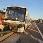 E.O. Αθηνών-Λαμίας: Τροχαίο με τουριστικό λεωφορείο στο ύψος της Υλίκης