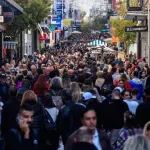 Κυριακή με ανοιχτά μαγαζιά – «Βουλιάζει» από καταναλωτές η Ερμού (Βίντεο) – Αμείωτο το αγοραστικό ενδιαφέρον ενόψει της Cyber Monday