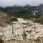 Κακοκαιρία ADEL: Κατεδαφιστέο ένα σπίτι στα Τζουμέρκα λόγω των κατολισθήσεων (Φωτό) – Ακατάλληλα για χρήση άλλα τρία