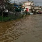 «Βούλιαξε» η Φιλιππιάδα: Η κακοκαιρία «χτυπά» με ορμή – Δρόμοι μετατράπηκαν σε ποτάμια