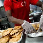 Νοσοκομείο Γεννηματάς: Σε κρίσιμη κατάσταση 22χρονος που κατάπιε ολόκληρο μπέργκερ χωρίς να το μασήσει (Βίντεο)