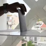 Δημοσκόπηση Interview: Η ΝΔ παραμένει πρώτη, αλλά «χάνει» τέσσερις περιφέρειες – Πώς διαμορφώνονται οι τάσεις για ΠΑΣΟΚ, Τσίπρα και ΕΛΤΑ