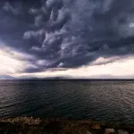 Καιρός: Βροχερή Κυριακή στα δυτικά – Ζέστη στα βόρεια, άνεμοι στο Ιόνιο