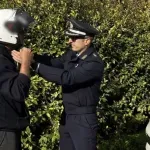 Τροχαία Πελοποννήσου: Μοίρασε κράνη σε οδηγούς