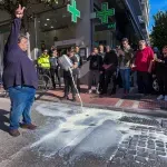 Σε απεργία πείνας προχωρά κτηνοτρόφος από τον Αλμυρό κάτω από το γραφείο του Κέλλα