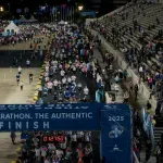 Συνεχίζεται το διήμερο εκδηλώσεων του 42ου Αυθεντικού Μαραθωνίου: Νυχτερινό τρέξιμο στο κέντρο της Αθήνας (Βίντεο) — Προθέρμανση για τον αγώνα της Κυριακής