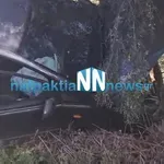 Τροχαίο στη Ναύπακτο: Αυτοκίνητο «καρφώθηκε» σε ελιά