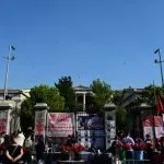 Πολυτεχνείο: Κατάμεστο από το πρωί, με κόσμο που τιμά την 52η επέτειο της εξέγερσης (Βίντεο)