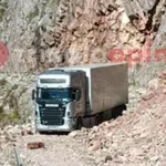 Περιπέτεια για οδηγό νταλίκας στα Τρικάλα: Παραπλανήθηκε από GPS και εγκλωβίστηκε σε χωματόδρομο (φωτό)