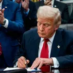 «Μας φέρνει προ τετελεσμένων» – Το σχέδιο Τραμπ για την επίτευξη ειρήνης μεταξύ Ρωσίας – Ουκρανίας ανοίγει νέο ρήγμα ΗΠΑ–ΕΕ