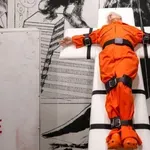 Το άγαλμα του «εσταυρωμένου θανατοποινίτη» Ντόναλντ Τραμπ εκτίθεται στη Βασιλεία