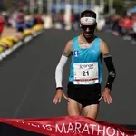 Αυθεντικός Μαραθώνιος Αθήνας: Παναγιώτης Καραΐσκος και Ματίνα Νούλα ξανά Πανελληνιονίκες — Δυνατές επιδόσεις σε δύσκολες συνθήκες