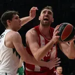Euroleague: «Πύρρειος» νίκη για τον Ολυμπιακό – «Πάγωσε» το ΣΕΦ με τον Κίναν Έβανς