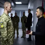 Ο Ζελένσκι στη γραμμή του μετώπου στη Ζαπορίζια επισκέφθηκε στρατεύματα (Βίντεο)