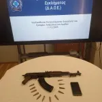 Χειροπέδες σε 20χρονο στα ΚΤΕΛ της Αθήνας – Μετέφερε καλάσνικοφ μέσα σε βαλίτσα
