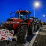 Αγρότες: Κλιμακώνονται τα μπλόκα – Αποκλεισμός στους Ευζώνους – Χίλια τρακτέρ αναμένονται στη Νίκαια