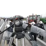 Πιέσεις για θεσμικό διάλογο με τους αγρότες: Παρέμβαση Μπρατάκου και κάλεσμα Τσιάρα – «Πυρά» από ΠΑΣΟΚ, ΣΥΡΙΖΑ και ΚΚΕ