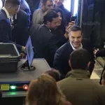 Αλέξης Τσίπρας: Θερμή υποδοχή στο Παλλάς με συνθήματα κατά την άφιξή του (Βίντεο)