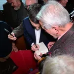 Αλέξης Τσίπρας: Η αφιέρωση στον Μιχάλη από τα Τρίκαλα – Ο πρώτος αναγνώστης της «Ιθάκης»