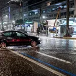 Κεραυνοί πάνω από το χριστουγεννιάτικο δέντρο στο Σύνταγμα – Συγκλονιστικά βίντεο από την κακοκαιρία στην Αθήνα