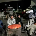 Αγρότες: Κλειστή η Εθνική Οδός Αθηνών-Θεσσαλονίκης – Κλιμάκωση στα μπλόκα εν όψει πανελλαδικής σύσκεψης