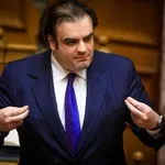 Πιερρακάκης σε Φάμελλο: Έχετε το «μονοπώλιο της τοξικότητας» – Ποιους θα φορολογούσατε για να δώσετε παραπάνω;