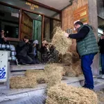 Λάρισα: Αγρότες πέταξαν άχυρα στα γραφεία των βουλευτών της ΝΔ -«Eμπαιγμός η πρόσκληση Μητσοτάκη, δεν πάμε για τσάι»