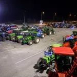 Μπλόκα: Οι αγρότες απελευθερώνουν λωρίδες στις Εθνικές Οδούς – Ουρές χιλιομέτρων, εκτροπές και ταλαιπωρία (Βίντεο)