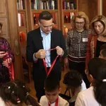 Τα κάλαντα στον δήμαρχο Αθηναίων Χάρη Δούκα – Δείτε το βίντεο