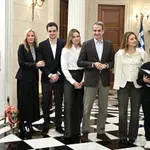 Τα κάλαντα των Χριστουγέννων στον πρωθυπουργό από το Μουσικό Σχολείο Αλίμου