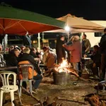 Χριστούγεννα στο μπλόκο: Γιορτινό τραπέζι δίπλα στα τρακτέρ έστρωσαν οι αγρότες της Αργολίδας – «Δεν υποχωρούμε»