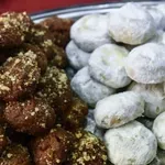 Μελομακάρονο vs Κουραμπιές: Η χριστουγεννιάτικη κόντρα που χωρίζει σπίτια, ταψιά και οικογενειακά τραπέζια