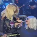 Νίκος Καρβέλας: Τραγούδησε με την Άννα Βίσση στο Hotel Ermou, δείτε βίντεο