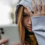 Όταν τα social media γίνονται αρένα: Η βία που πληγώνει τους νέους – ψυχολογικά και πραγματικά