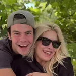 Ελένη Μενεγάκη: Eυχήθηκε στον γιο της, Άγγελο για τα 23α γενέθλιά του