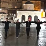 Έλληνες χόρεψαν χασάπικο μπροστά στην Αγία Σοφία – Αντιδράσεις στην Τουρκία (Βίντεο)